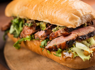 Bocadillo de mechada con bacon y queso