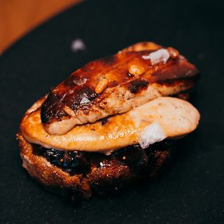 Montadito de foie con de aceituna Kalamata e higos