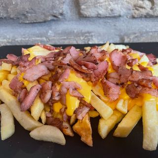 Big njam pomfrit sa slaninom i sirom