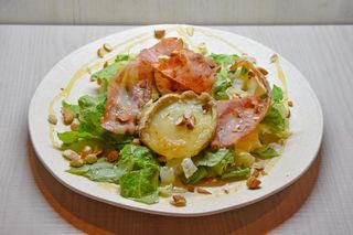 Ensalada 450° con Queso de Cabra y Guanciale