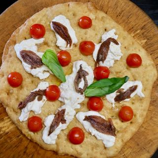 Focaccia fritta con Stracciatella di bufala, acciuga, pomodorini