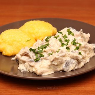 Pui cu smântână, ciuperci şi mămăliguţă 300/200g