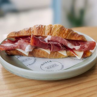 Croissant Con Jamón Serrano Y Queso Edam