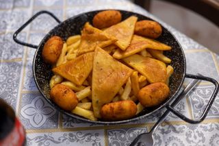 Antipasto caldo, patatine, panelle, crocche
