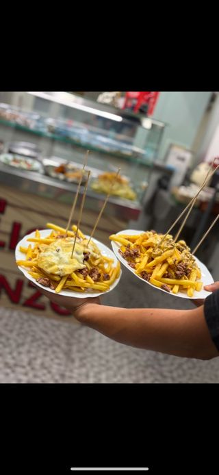 Porzione di patatine, salsiccia e provola