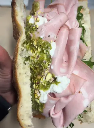 Focaccia con mortadela de pistacho