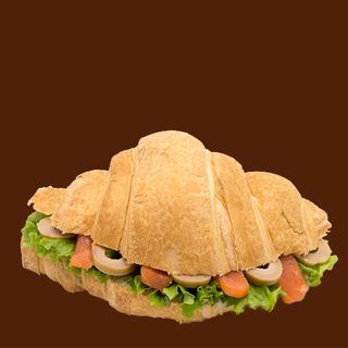 Круасан з лососем та оливками