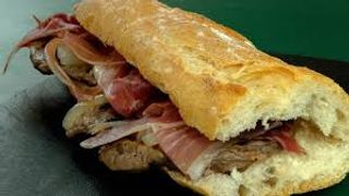 Bocadillo Caliente De Serranito De Ternera