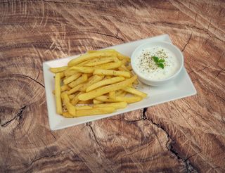 Frytki z sosem tzatziki duże
