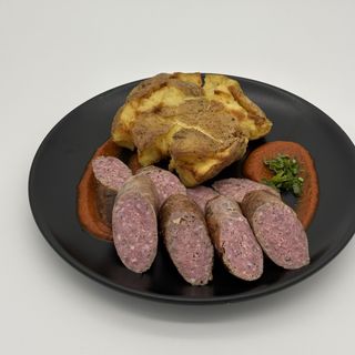 Телешки суджук с мачкани картофи и домашен кетчуп