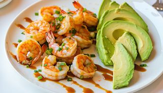 Creveti picanți cu avocado