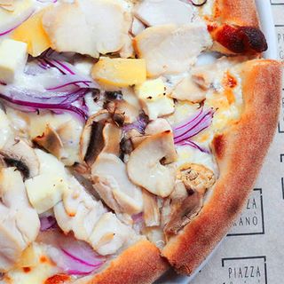 Піца з куркою та ананасом (570г) 