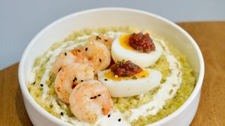 Bulgur with pesto sauce and glazed shrimps
