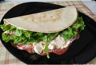 Salame piccante Toscano, squacquerone, funghi porcini, rucola