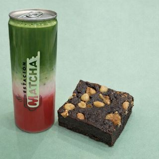 Matcha con Puré de Fresas 355 ml + Brownie