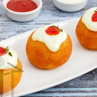 Bomba de patatas relleno de carne