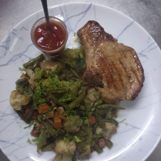 Стейк (свинина)з овочами 420/30