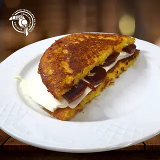 Cachapa de queso blanco y dulce de guayabo 