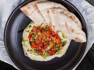 Хумус с печёным перцем и питой