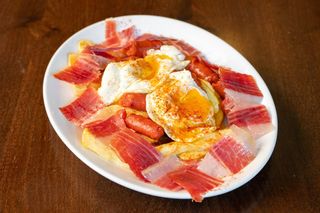 Huevos Rotos Con Jamón, Chistorra Y Pimientos