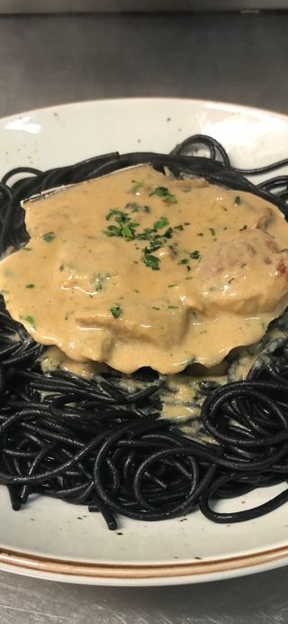 Espaguetis nero di sepia con vieiras y setas silvestres