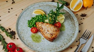 Филе Эсколара под шафрановым соусом 