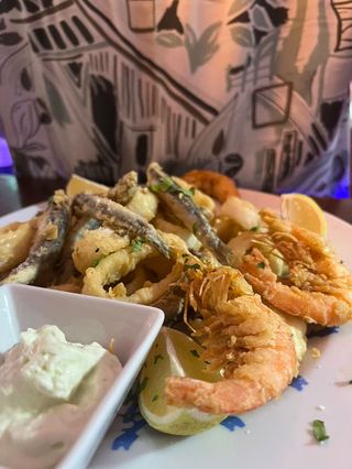 FRITURA DE PESCADOS Y MARISCOS