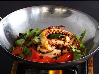 Calamari piccanti in padella di fuoco