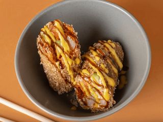 Смажений спрінг з креветкою та лососем (210g)