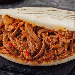 Arepa carne mechada