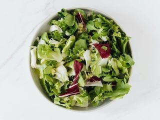 Sałata z oliwą i solą