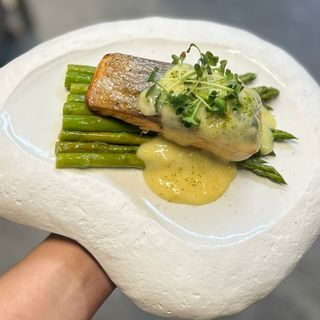 Somon la cuptor, sos Butter Lemon , sparanghel sote