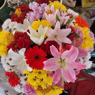 Rose Rosse e Lilium con Fiori misti grande