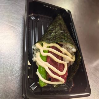 92. Temaki de atún y aguacate