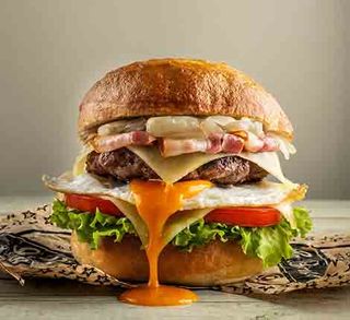 Hamburguesa De La Casa Con Patatas Caseras