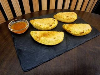 Scone Torrado Com Manteiga