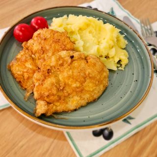 Pileće pohovane šnicle 200gr + prilog i salata po izboru