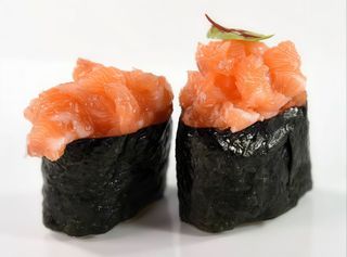 181 - Gunkan spicy salmon