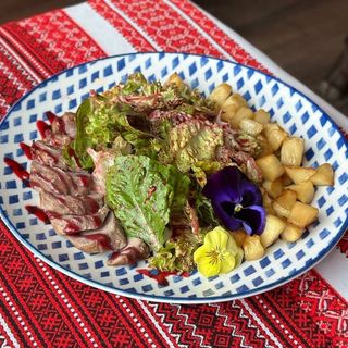 Салат з томленою качкою, печеними яблуками і товченою ягодою