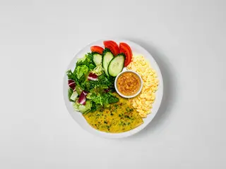 Сніданок з хумусом, скремблом та салатним міксом (східний)