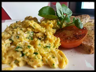 Huevos revueltos veganos con tostada