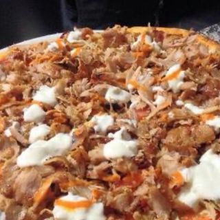 Pizza margherita con carne di kebab 