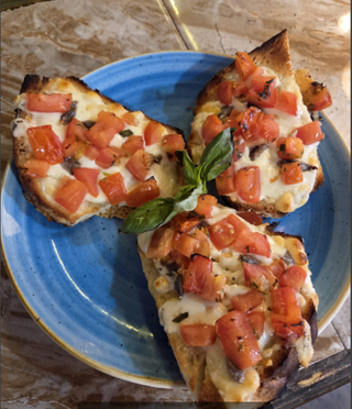 Crostini con tomate fresco, ajo y anchoas