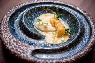 Смажені морські гребенці з кремом із батата та томатами