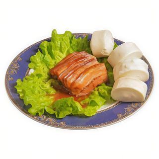 Cerdo al vapor con salsas de rosas y soja fermentada