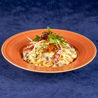 TAGLIATELLE CU VITĂ, GORGONZOLA SI NUCI