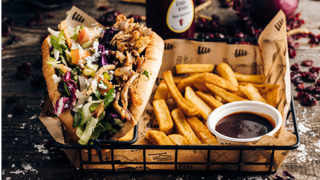 Duża bułka „Kurlewna Śnieżka łagodna”, frytki 200g, sos, lemoniada