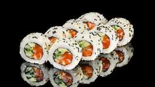 Каліфорнія з лососем в кунжуті