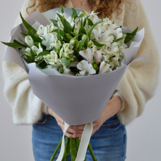 Bukiet białych alstromerii  