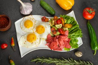 Яичница с колбасой